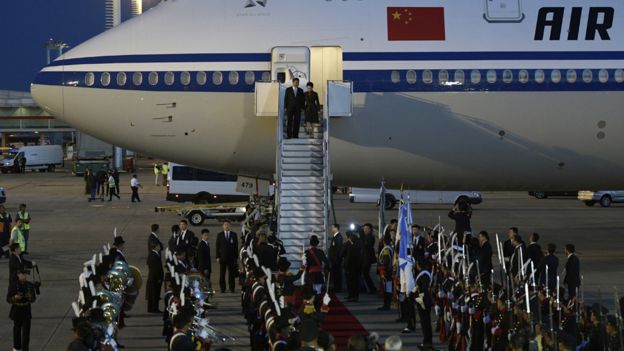 Aquí es cuando Xi, el verdadero Xi, finalmente sale del avión. AFP