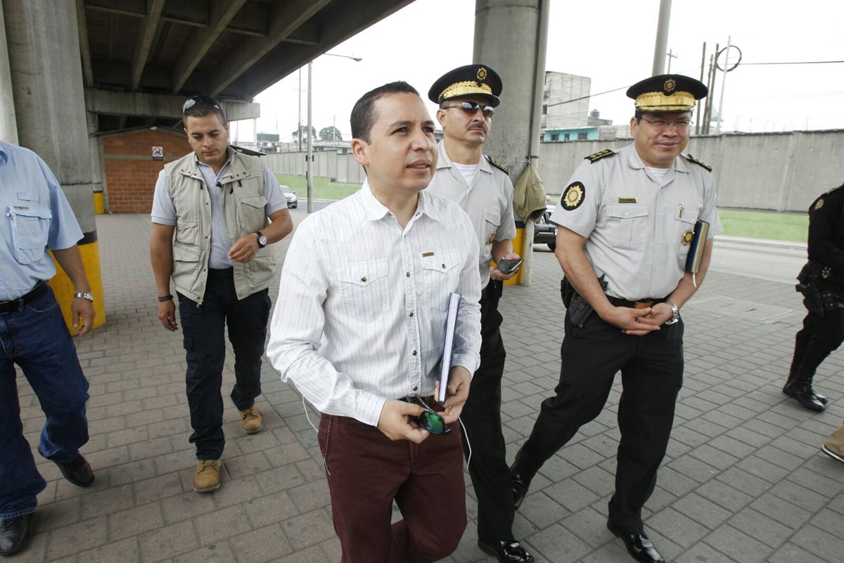 El viceministro de Seguridad, Ricardo Guzmán, supervisa autobuses en la Centrasur. (Foto Prensa Libre: Paulo Raquec)