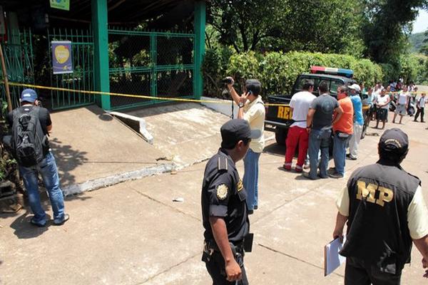 Un presunto delincuente fue atacado a balazos en un sector de San Sebastián, en Retalhuleu. (Foto Prensa Libre: Rolando Miranda)<br _mce_bogus="1"/>