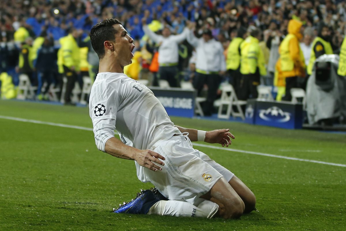 Cristiano Ronaldo fue la figura del Real Madrid al anotar un triplete para la clasificación del equipo merengue a semifinales. (Foto Prensa Libre: AP)