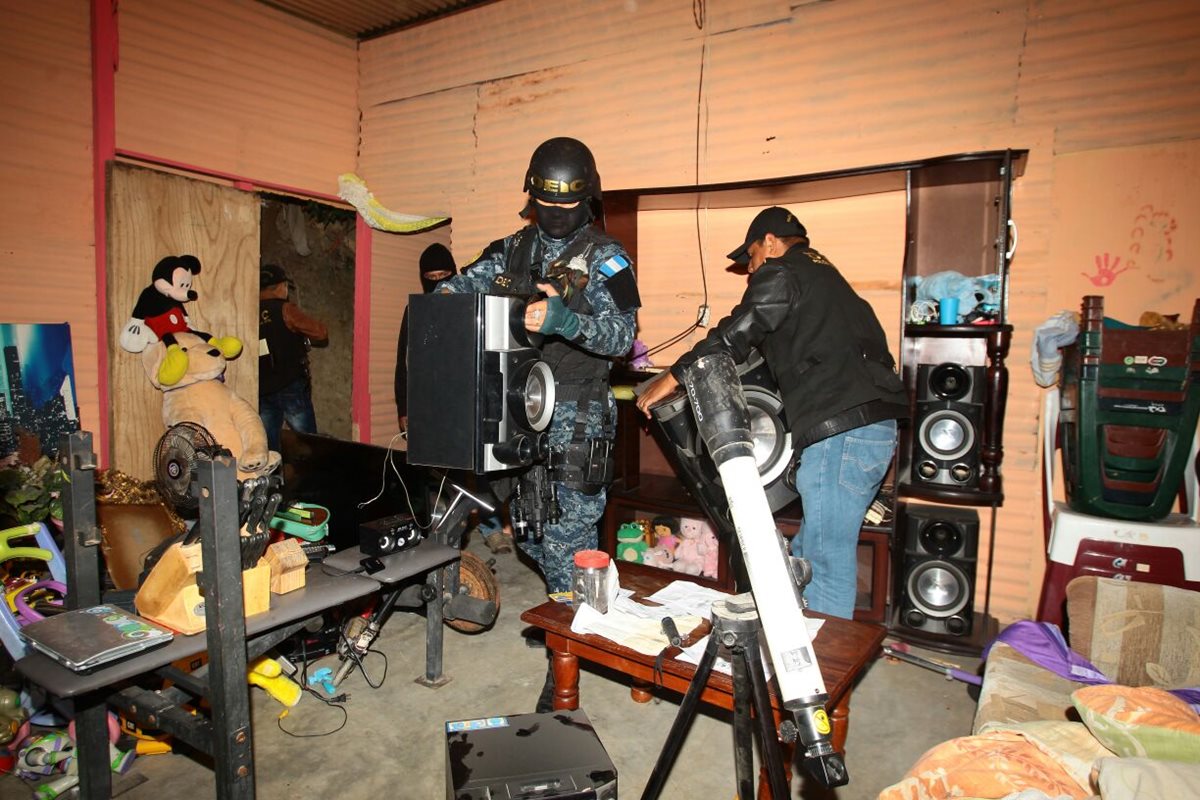 En varias viviendas allanadas por la PNC y el MP fueron encontraron todo tipo de objetos robados. (Foto Prensa Libre: Érick Ávila)