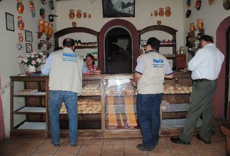 Delegados de la Diaco revisan la documentación de negocios en Sacatepéquez. (Foto Prensa Libre: Hemeroteca PL)