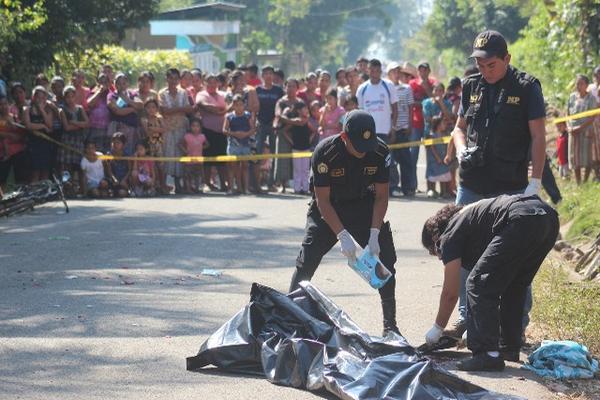 Autoridades tapan cuerpo de niño arrollado por una camioneta, en Mazatenango, Suchitepéquez. (Foto Prensa Libre: Danilo López)<br _mce_bogus="1"/>