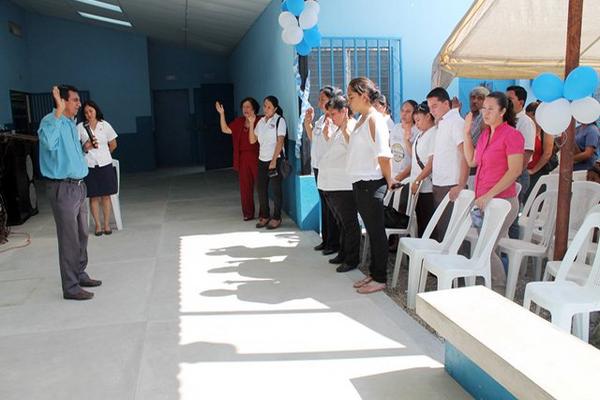 Funcionarios y empleados participaron en el acto de inauguración. (Foto Prensa Libre: Edwin Perdomo)<br _mce_bogus="1"/>