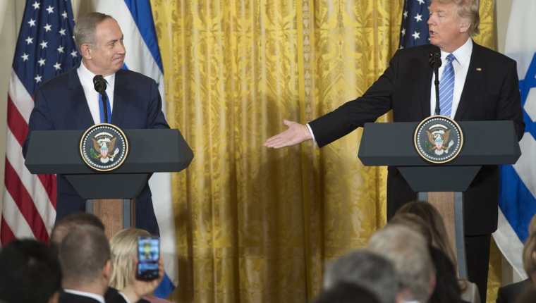 Donald Trump (d) y Benjamin Netanyahu celebran una conferencia en la Casa Blanca.(AFP).