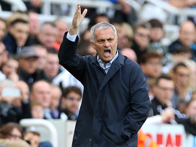 José Mourinho se ha caracterizado por los constantes reclamos por las decisiones arbitrales. (Foto Prensa Libre: AFP)