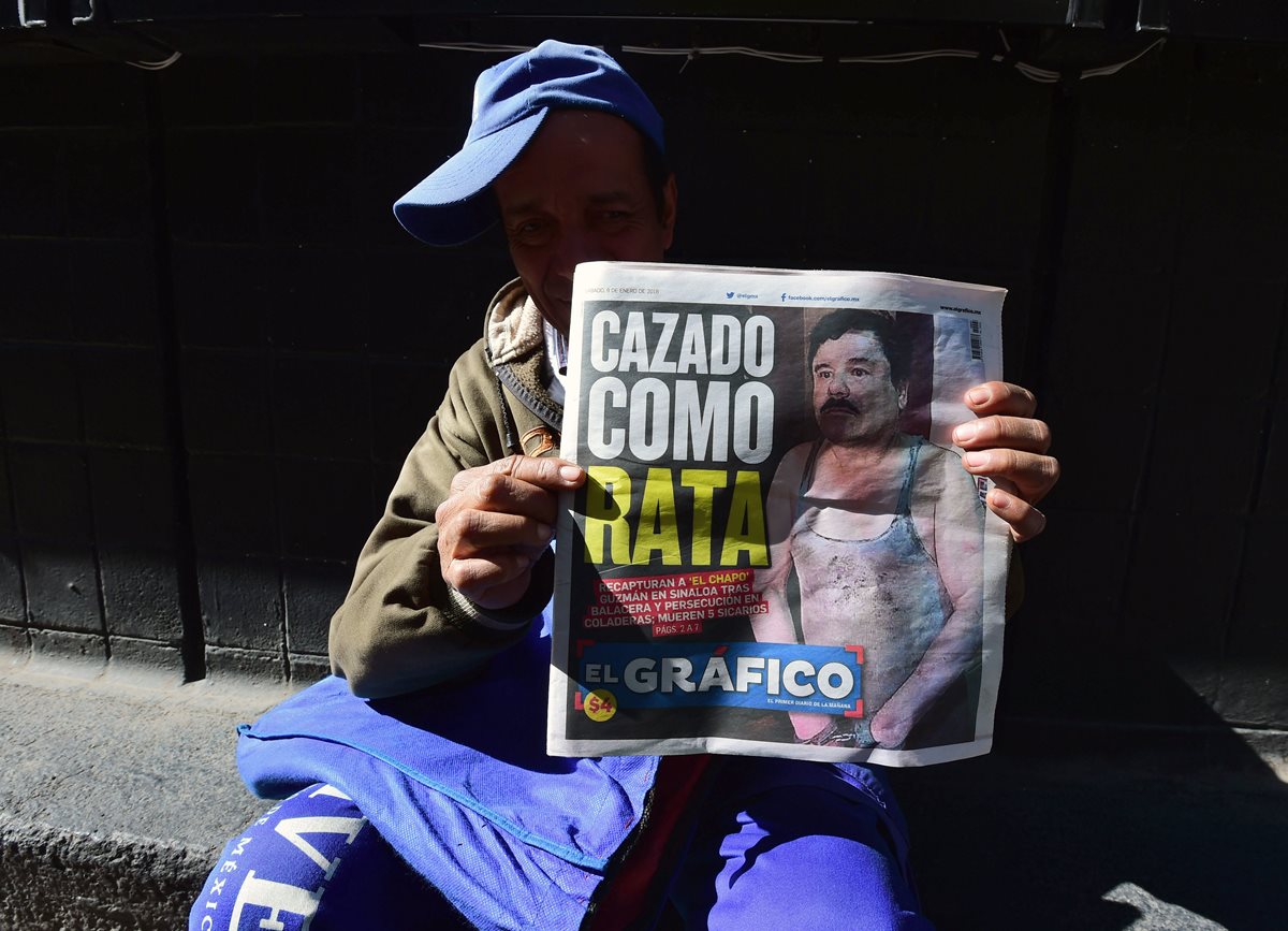 Un vendedor muestra una portada de un diario mexicano donde se publica la recaptura de El Chapo. (Foto Prensa Libre: AFP)