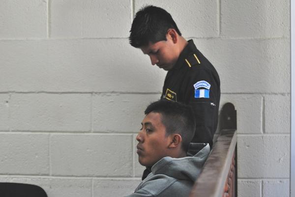 Pedro Andrés Otzoy, quien es sindicado de tres delitos, escucha al juez del Tribunal de Femicidio de Quetzaltenango. (Prensa Libre: Alejandra Martínez) 