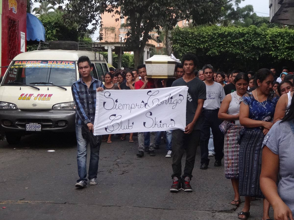 Escenas de dolor y consternación se vivieron en el sepelio de Éver Alfredo Hernández Ortiz, que recorrió las principales calles de Samayac. (Foto Prensa Libre: Omar Méndez)