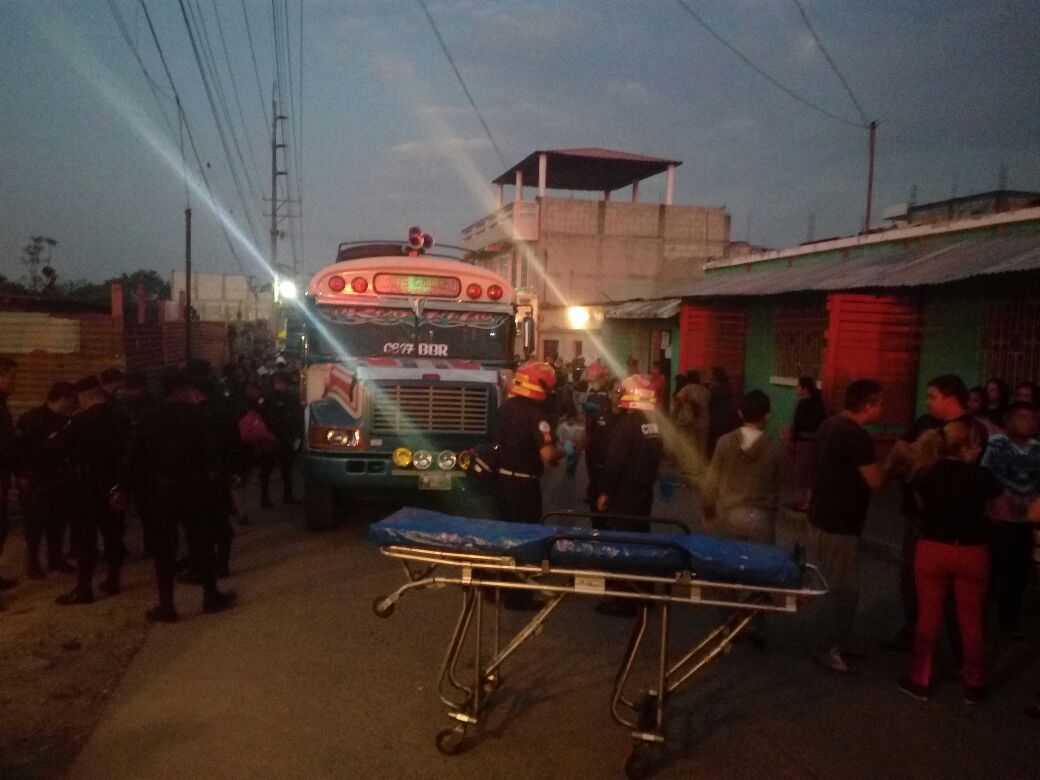 Bomberos y PNC esperan la llegada del MP a la escena del crimen. (Foto: PMT de Mixco)