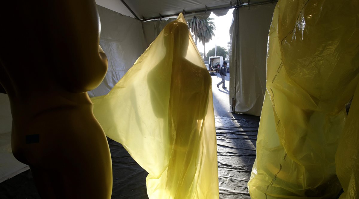 Algunas de las estatuas aún están cubiertas. (Foto Prensa Libre: EFE / Mike Nelson).