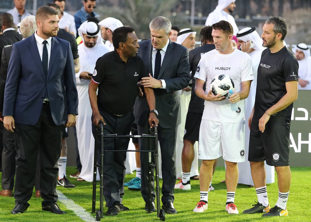 Pelé conversa con las figuras que participaron de un partido amistoso. (Foto Prensa Libre: AFP)