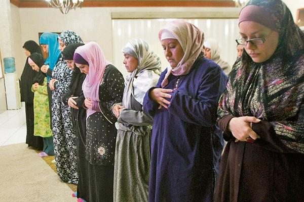 Musulmanas rezan después de la única comida del día, en la mezquita Aldawa de Guatemala, zona 9 capitalina. (Foto Prensa Libre. Brenda Martínez)