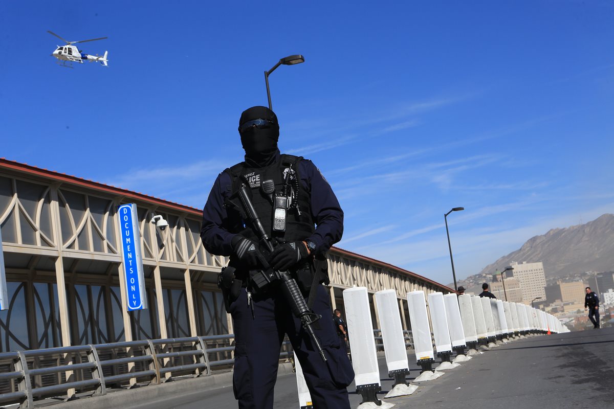 La embajadora de Honduras en Guatemala, Vivian Panting, cree que EE. UU. no permitirá el ingreso de sus compatriotas. En la imagen un agente de la Patrulla Fronteriza vigila el paso entre San Diego y Tijuana. (Foto Prensa Libre: AFP)