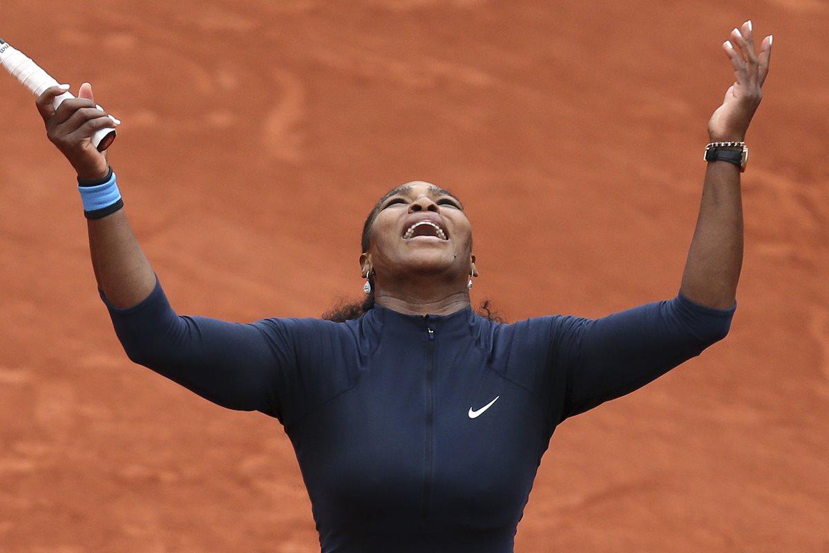 Serena Williams agradece al cielo tras su clasificación a las semifinales de Roland Garros. (Foto Prensa Libre: AP)