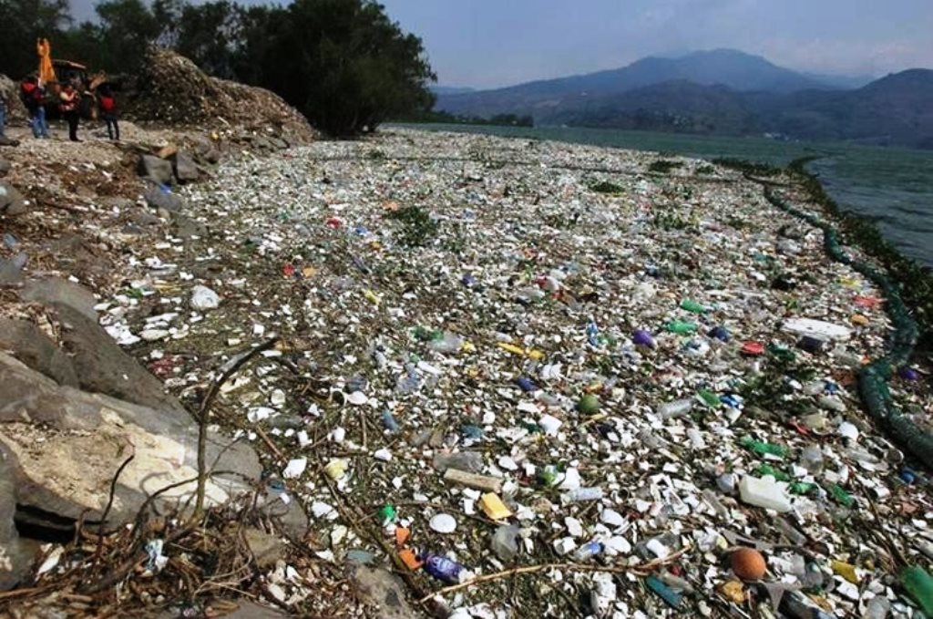 La acumulación de basura contamina el Lago de Amatitlán, Guatemala. (Foto Prensa Libre: Esbin Garía)
