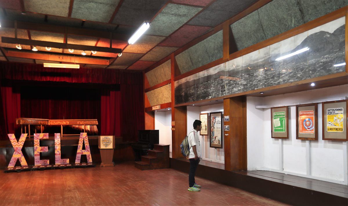 Visitantes nacionales y extranjeros visitan la exposición Remembranzas Septembrinas en el museo de historia de Quetzaltenango, Salvador De León Toledo en Xela. (Foto Prensa Libre: Fred Rivera)