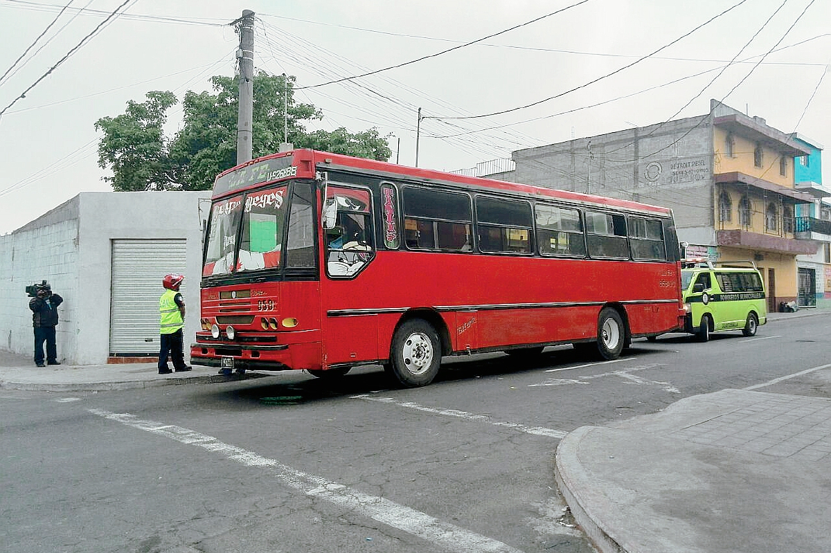 El piloto del bus de la ruta 32 fue baleado por un pasajero en la colonia Quinta Samayoa. (Foto Prensa Libre: Estuardo Paredes).