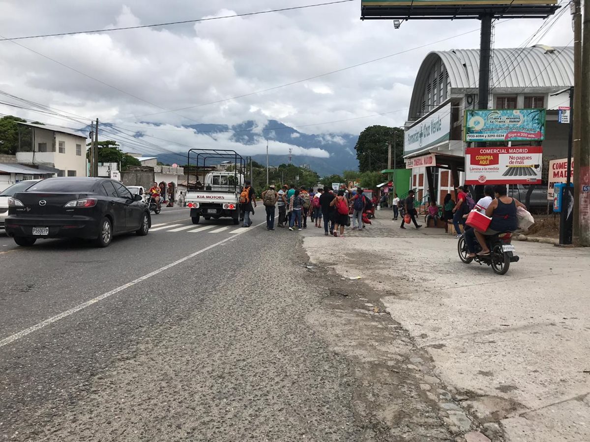Migrantes hondureños continúan su viaje a Tecún Umán, San Marcos, por lo que se dirigen a El Rancho, San Agustín Acasaguastlán, El Progreso. (Foto Prensa Libre: Mario Morales)