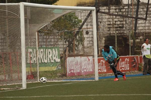 El portero de Xelajú MC, José Mendoza, observa cómo ingresa el balón luego del tiro de Mario César Castellanos. (Foto Prensa Libre: Aroldo Marroquín)