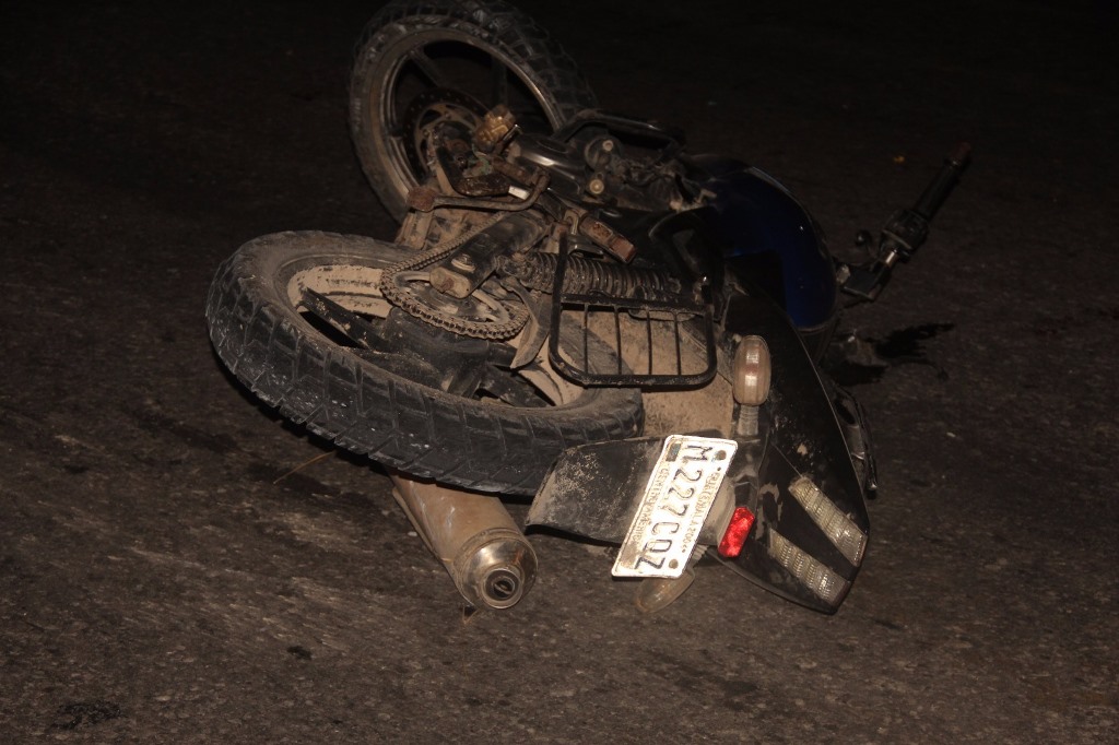 Motocicleta quedó tirada en el asfalto luego de accidente en carretera de Poptún, Petén. (Foto Prensa Libre: Walfredo Obando)