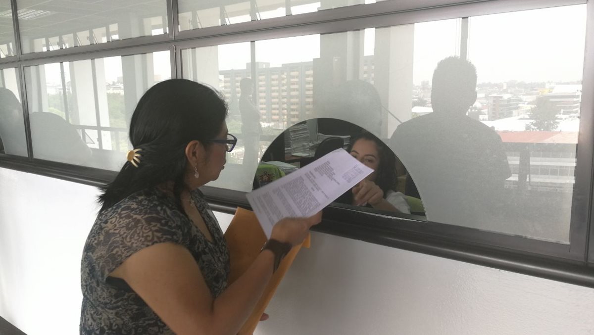 Judith Valle, presidenta del Comité Único de Barrio de la colonia Cipresales, hace entrega del memorial en la secretaría de la Municipalidad de Guatemala. (Foto Prensa Libre: Oscar Felipe Q.)