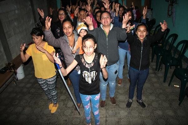 El grupo de mujeres se reúne una vez por semana para ensayar el baile y los parlamentos, para el próximo 7 de diciembre. (Foto Prensa Libre: Renato Melgar).<br _mce_bogus="1"/>