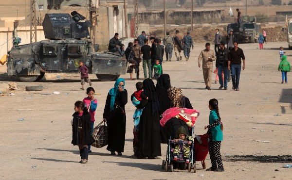 Familias iraquíes desplazadas en Mosul regresan a sus hogares. (Foto Prensa Libre: AFP)