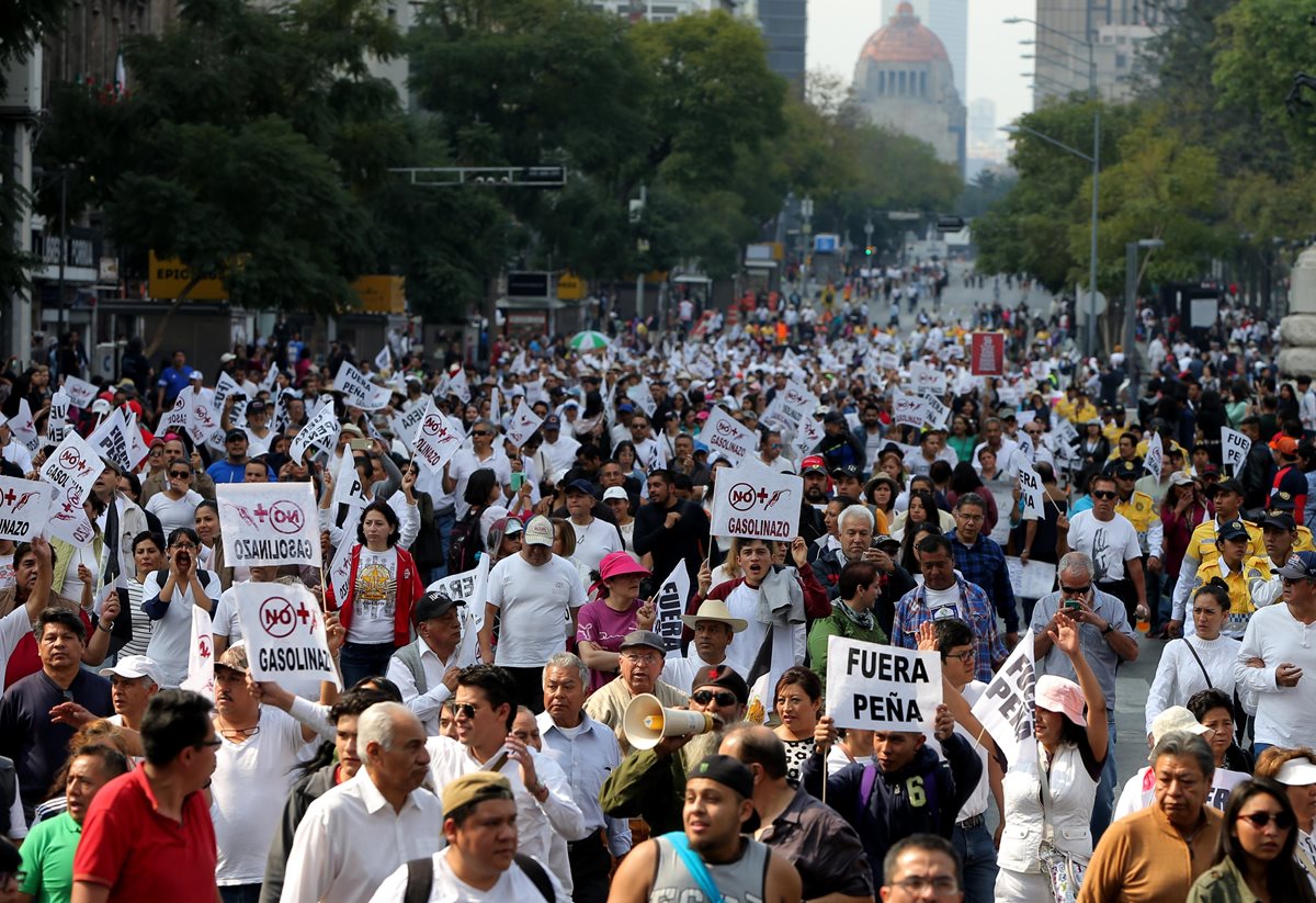 Descontentos exigen la salida de Peña Nieto. (Foto Prensa Libre: EFE)