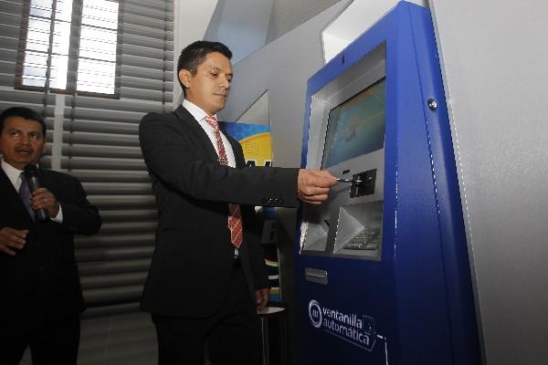 Los cajeros automáticos estarán disponibles para los clientes de los diferentes bancos. (Foto Prensa Libre: Hemeroteca PL)