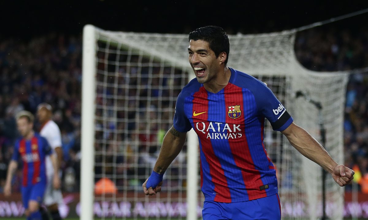 Así festejó Luis Suárez después de marcarle al Sevilla. (Foto Prensa Libre: AP)