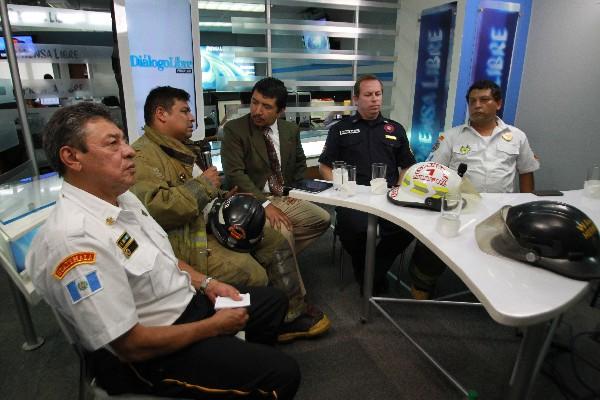 Los socorristas César Arroyo, Mario Cruz, Julio Dougherty y  William González conversan con el periodista Gustavo Montenegro —al centro—, en el programa Diálogo Libre.