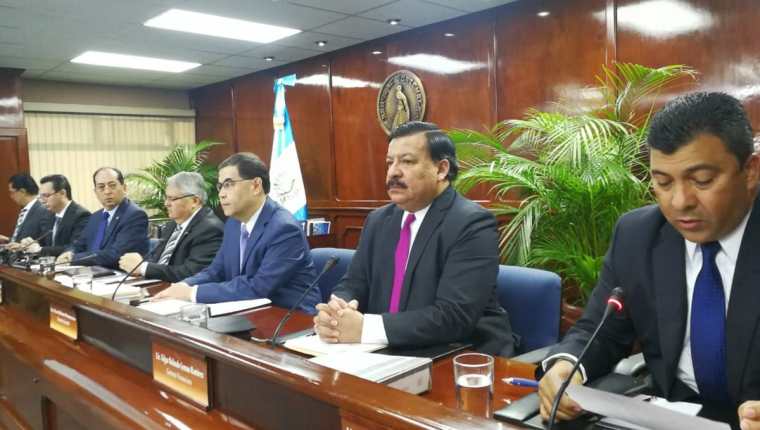 El presidente del Banco de Guatemala, Sergio Recinos (en medio) y el vicepresidente Alfredo Blanco presentaron las proyecciones del desempeño de la economía para el 2019, luego que la Junta Monetaria aprobará los lineamientos. (Foto Prensa Libre: Urías Gamarro)