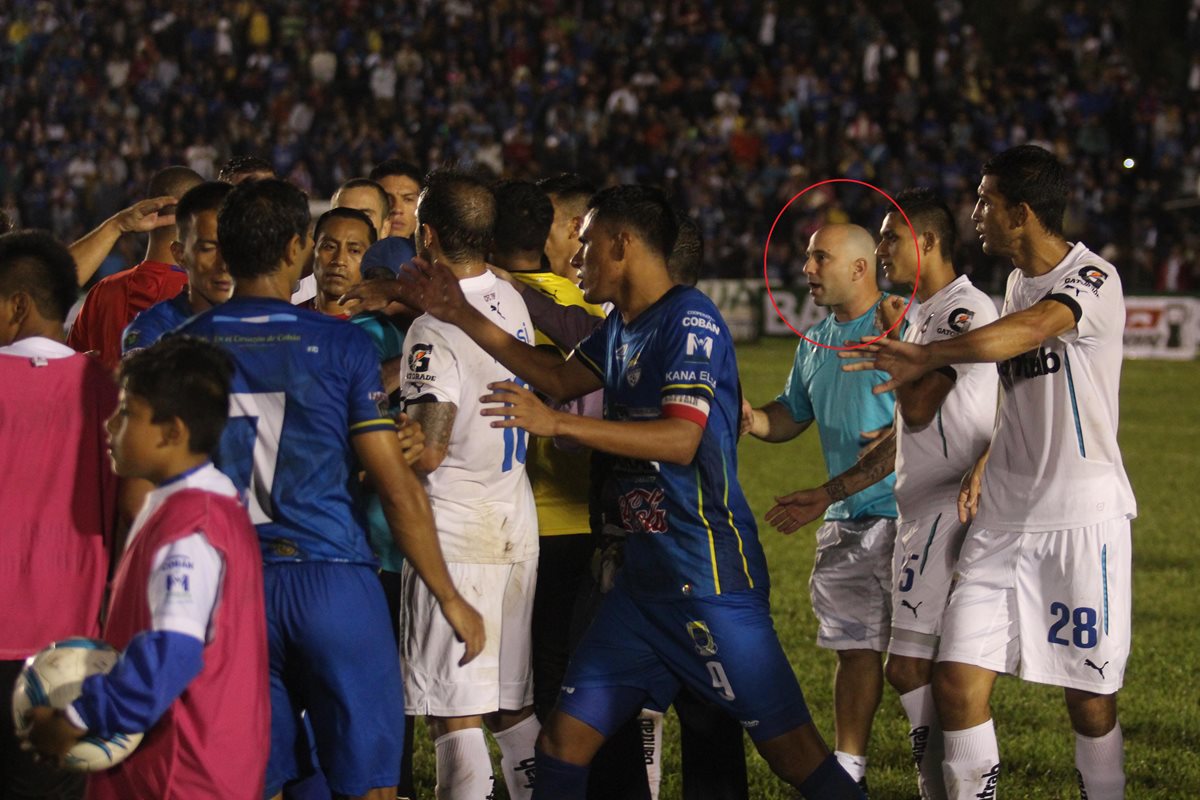 Los jugadores de Comunicaciones le reclaman al árbitro Óscar Reyna al final del partido que perdieron contra Cobán. (Foto Prensa Libre: Eduardo Sam)