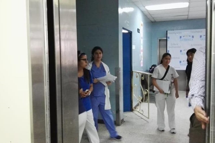 Entre 3 y 5 minutos deben esperar para que un ascensor llegue al primer nivel del hospital. (Foto Prensa Libre: Hemeroteca)