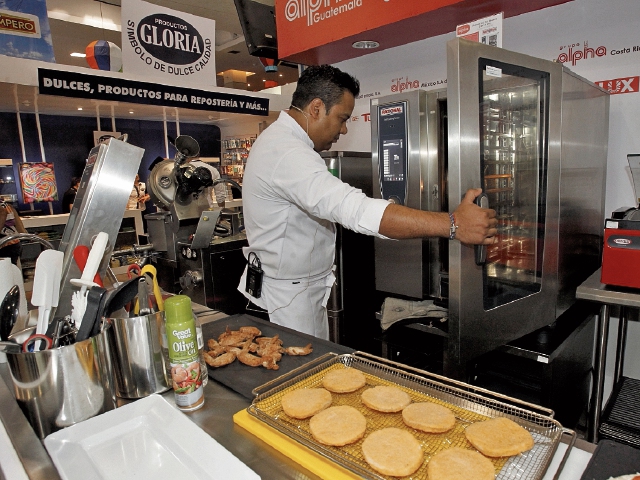 Equipo moderno para la industria alimentaria, para la preparación de diversos alimentos, como pan, pizza, repostería y pollo presenta el Grupo Alpha. El Procesador RoboQbo Modelo 25 posee pantalla táctil, software o programa Roboqbo con procesos automáticos, 100 programas de usuario, puerto USB para la actualización de software y análisis de datos. Generador de vapor con sistema de ahorro de energía, sistemas de calefacción y de enfriamiento. (Foto PL: Paulo Raquec)