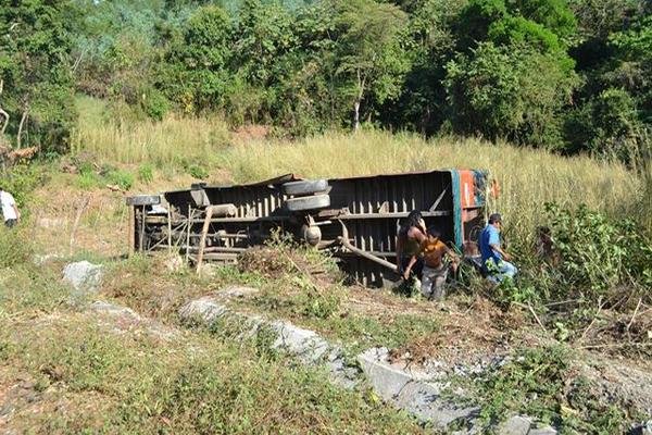 El ayudante del bus murió en el percance. (Foto Prensa Libre: Carlos Paredes).