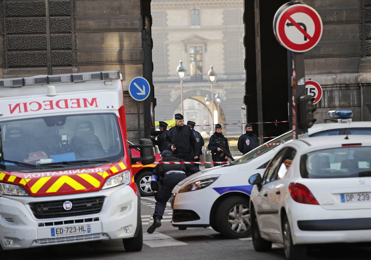 Los policías cercan el área del ataque del museo del Louvre donde un soldado resulta herido. (Foto Prensa Libre: AFP).