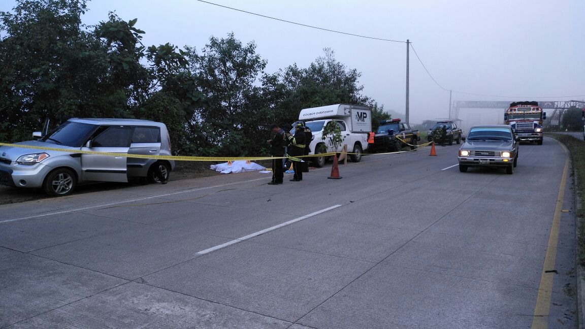 Agentes de la PNC y Peritos del MP recaban evidencias en El Mirador, Sololá, donde fueron hallados los dos cuerpos, en Sololá. (Foto Prensa Libre: Ángel Julajuj)