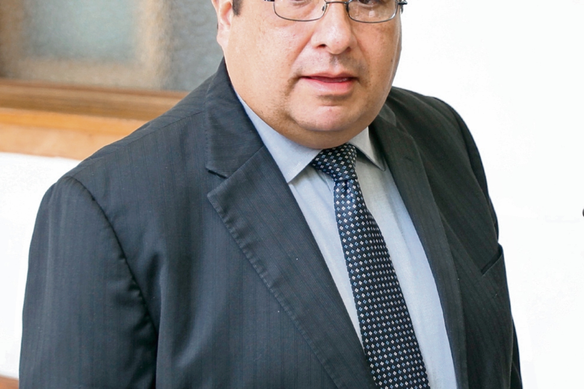 Dorval Carías, ministro de Finanzas, explicó ayer que se aplicará un severo recorte del gasto en este semestre. (Foto Prensa Libre: Esbin García)