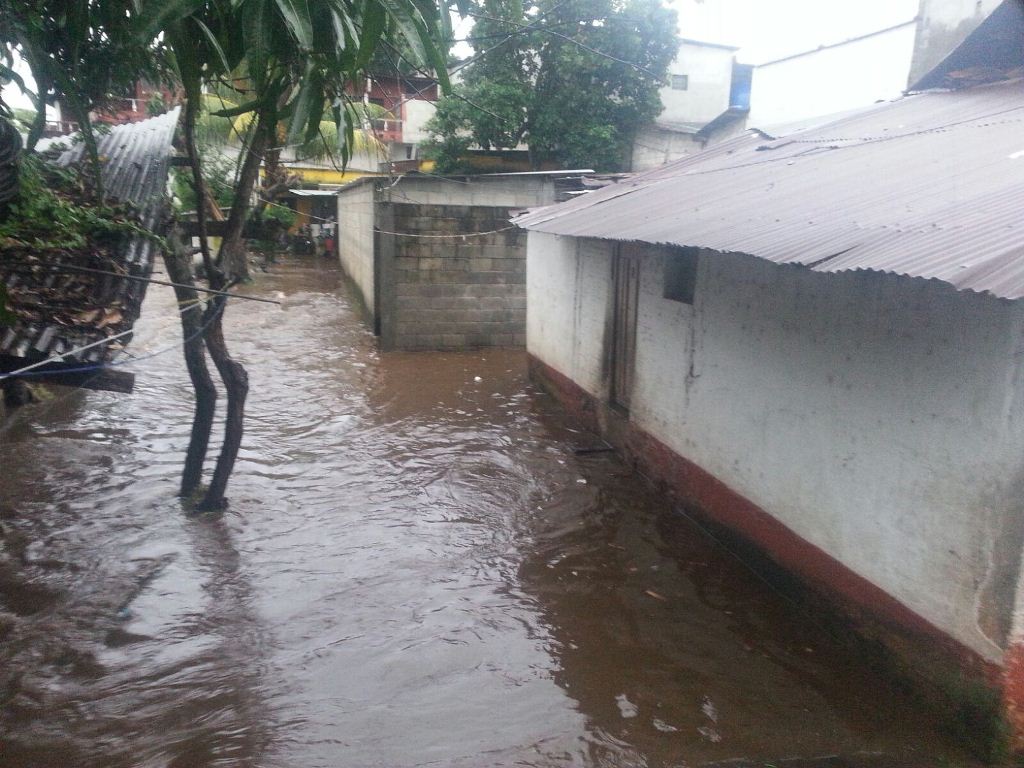 Una de las áreas inundadas a causa de las fuertes lluvias en la cabecera de Retalhuleu. (Foto Prensa Libre: Rolando Miranda)
