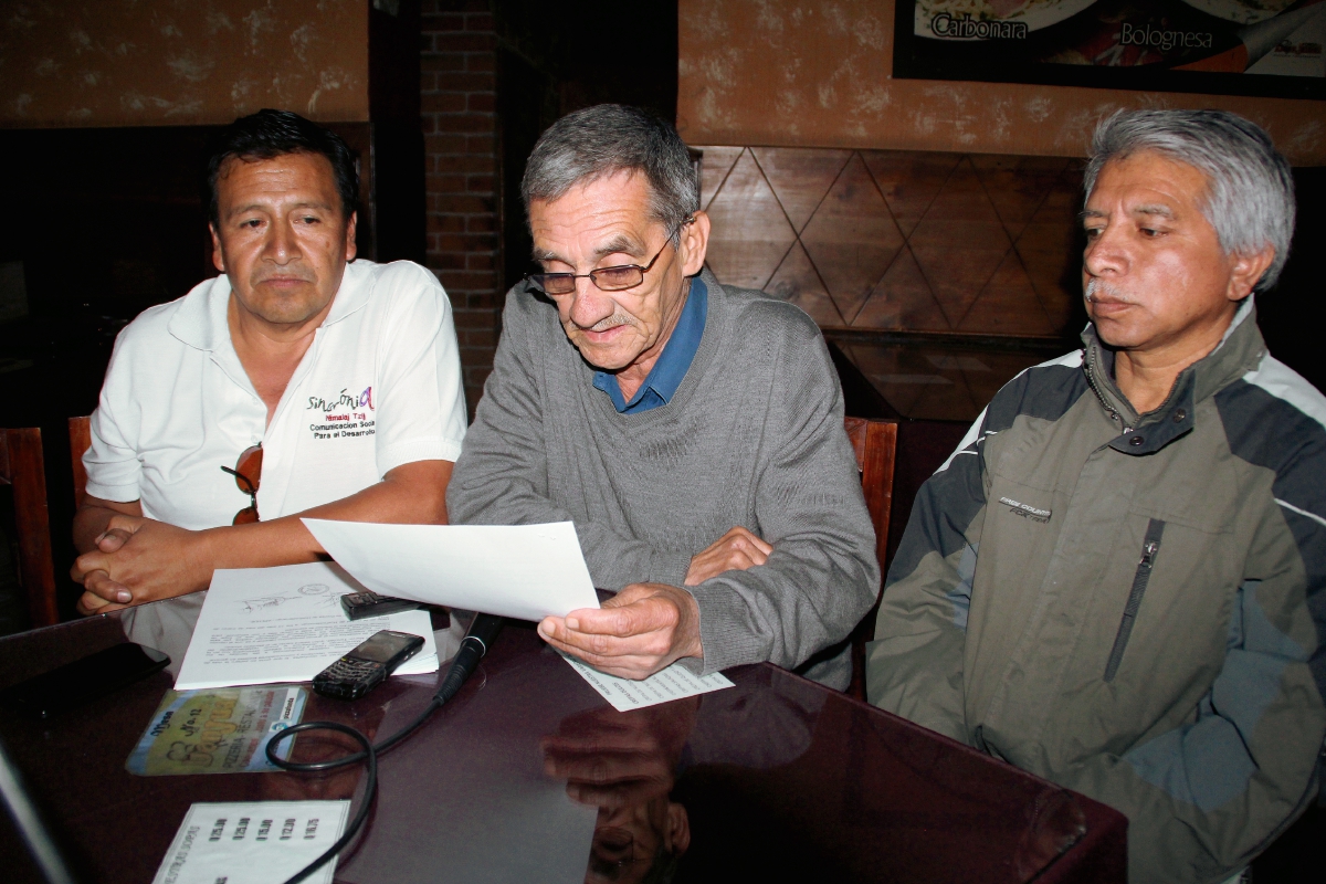 Integrantes de Apehue manifiestan su repudio por la muerte de los dos periodistas en Mazatenango, Suchitepéquez. (Foto Prensa Libre: Mike Castillo)