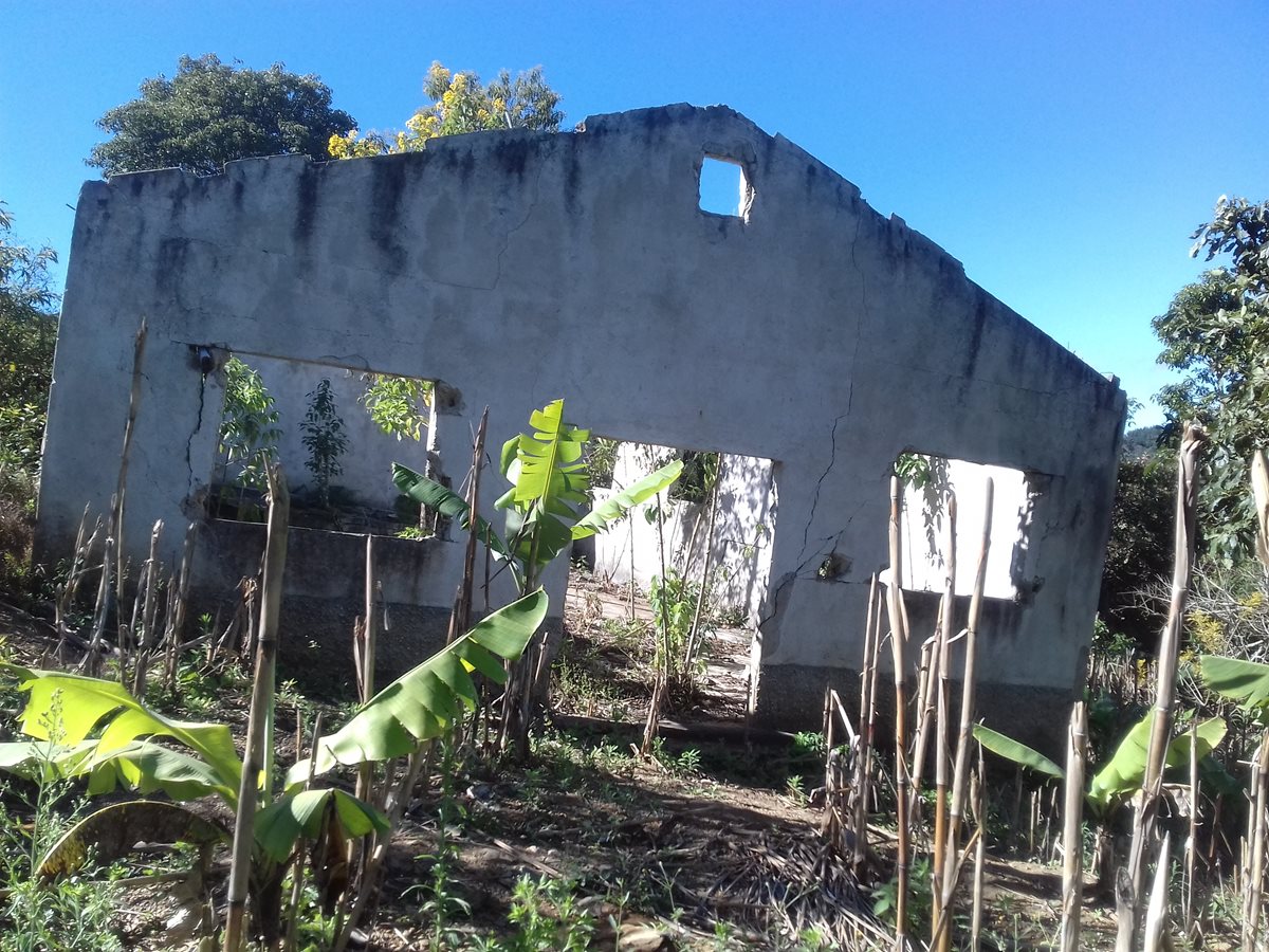 Una de las viviendas abandonadas que tiene grietas en su infraestructura por los hundimientos. (Foto Prensa Libre: Mario Morales)