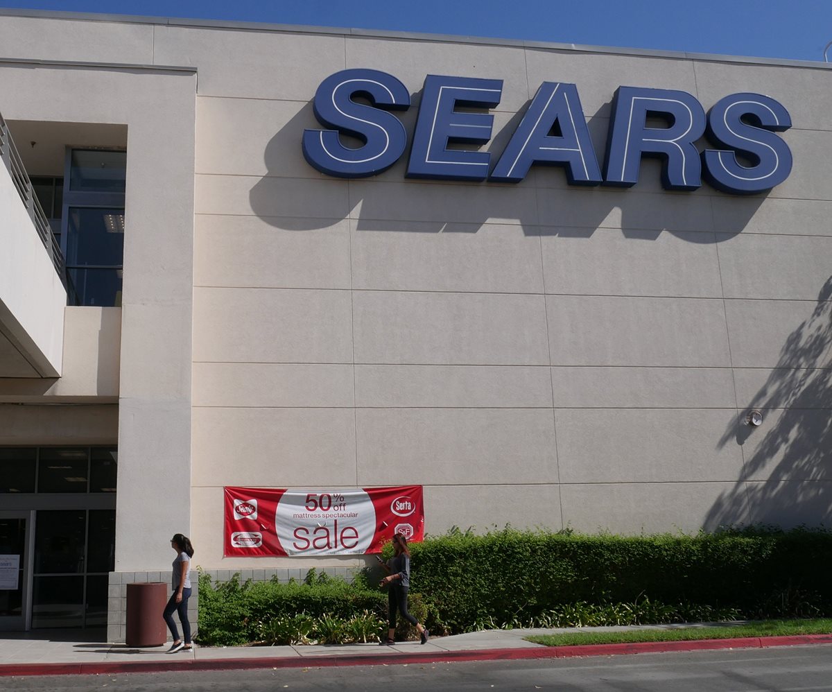 Clientes entran en una tienda Sears en Northridge, California, EE. UU., la empresa icónica, fundada en 1892, se declaró oficialmente en quiebra. (Foto Prensa Libre: EFE)