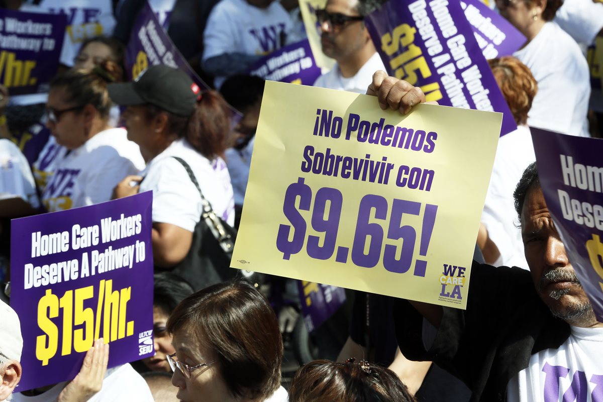 Trabajadores, en especial los de las cadenas de comida rápida, exigieron durante mucho tiempo el pago de US$15 la hora. (Foto Prensa Libre: Hemeroteca PL)