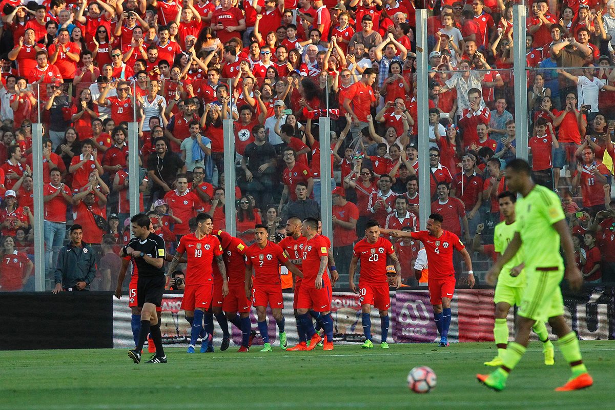 Jugadores de la selección de Chile festejan el gol de Alexis Sánchez. (Foto Prensa Libre: AFP