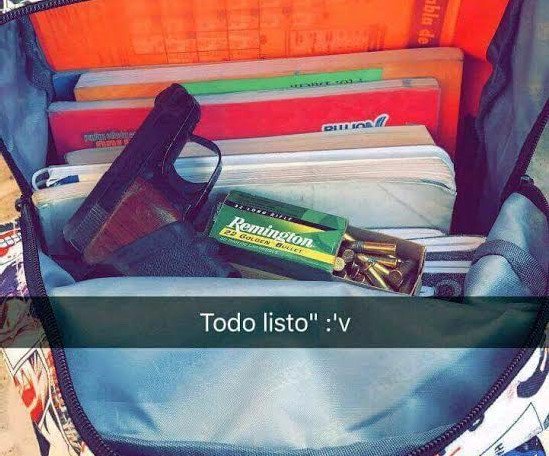 Una alumna publicó en redes sociales una fotografía con un arma de fuego dentro de su mochila, en Huehuetenango. (Foto Prensa Libre: Hemeroteca PL)