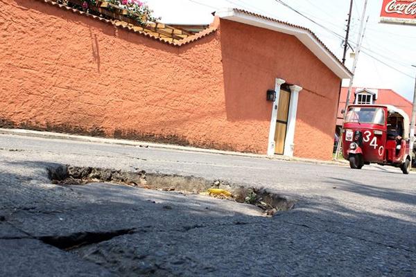 Cuando llueve, el agua anega las calles e impide ver las tapaderas en mal estado, en Retalhuleu. (foto Prensa Libre: Rolando Miranda)