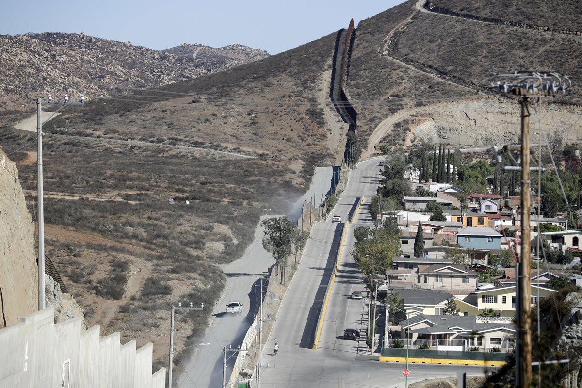 Panorámica del muro fronterizo entre California, EE. UU. y México, paso por donde miles de centroamericanos buscan el "sueño americano". (Foto Prensa Libre: AP).