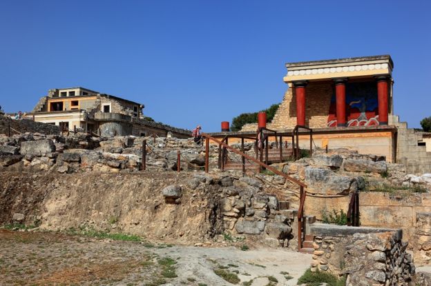 Si quieres una buena fontanería, este es el lugar correcto. El fresco del toro de carga en Cnosos, en Creta, Grecia. Los primeros palacios en Cnosos datan de 1900 a.C. (GETTY IMAGES)